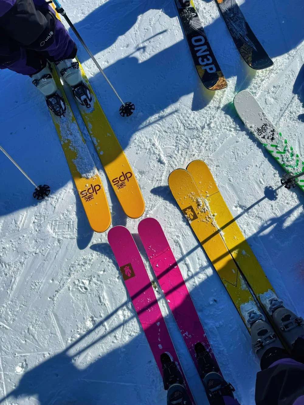 野雪嚮導集合,雪板與雪具排在雪地上