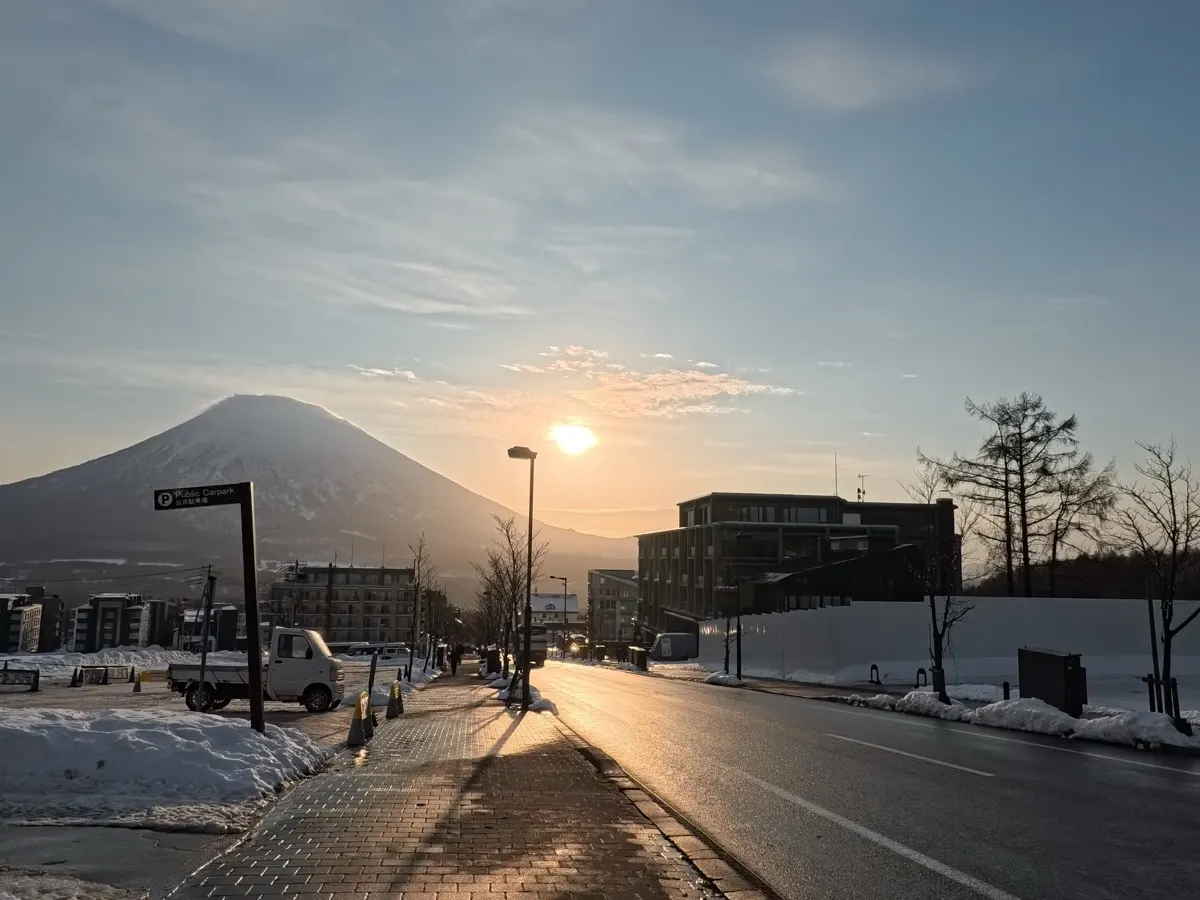 夕陽下的二世谷比羅夫街道與飯店,遠方是羊蹄山