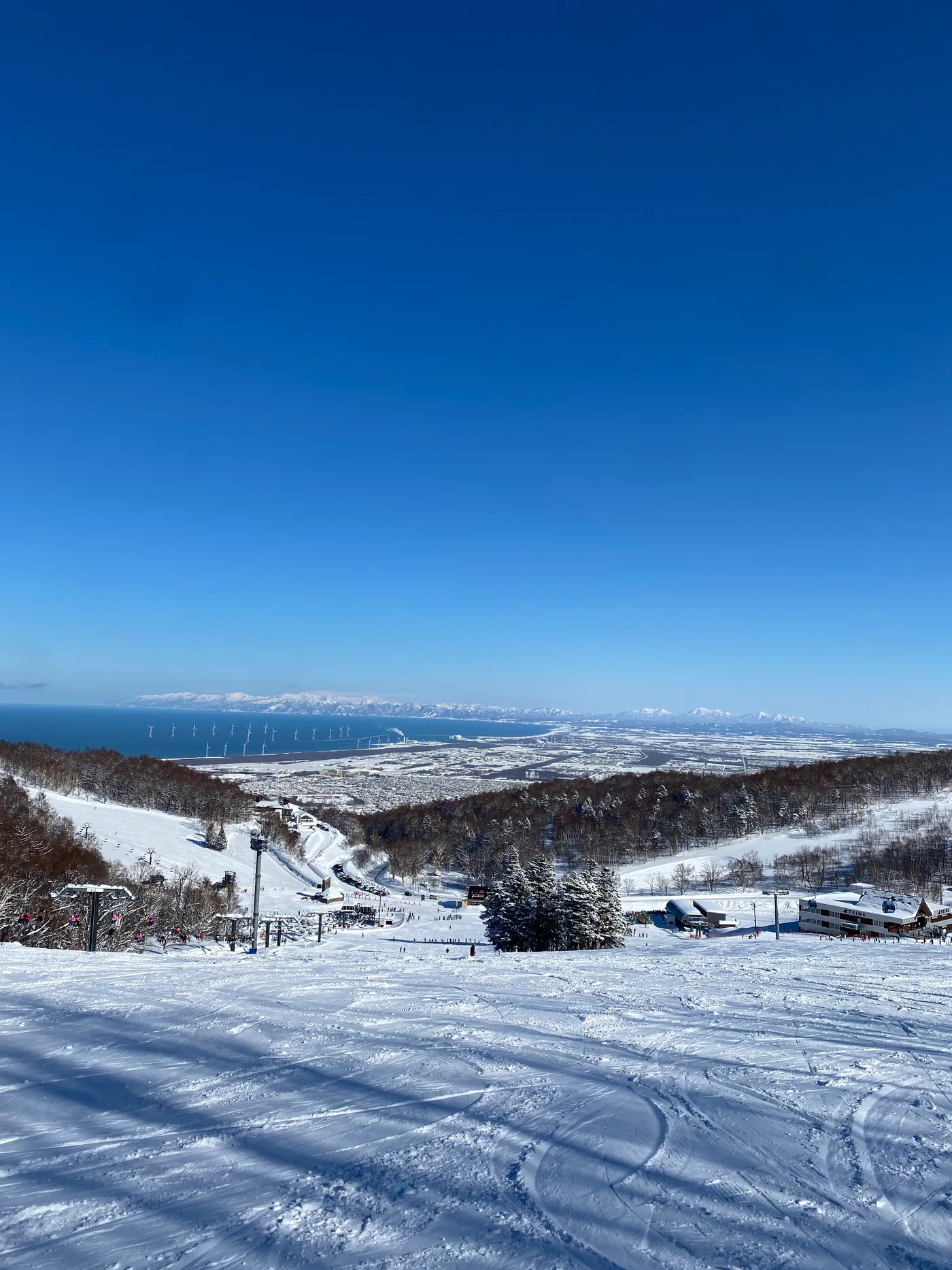 手稻雪場的雪道,遠方是石狩灣與札幌市區